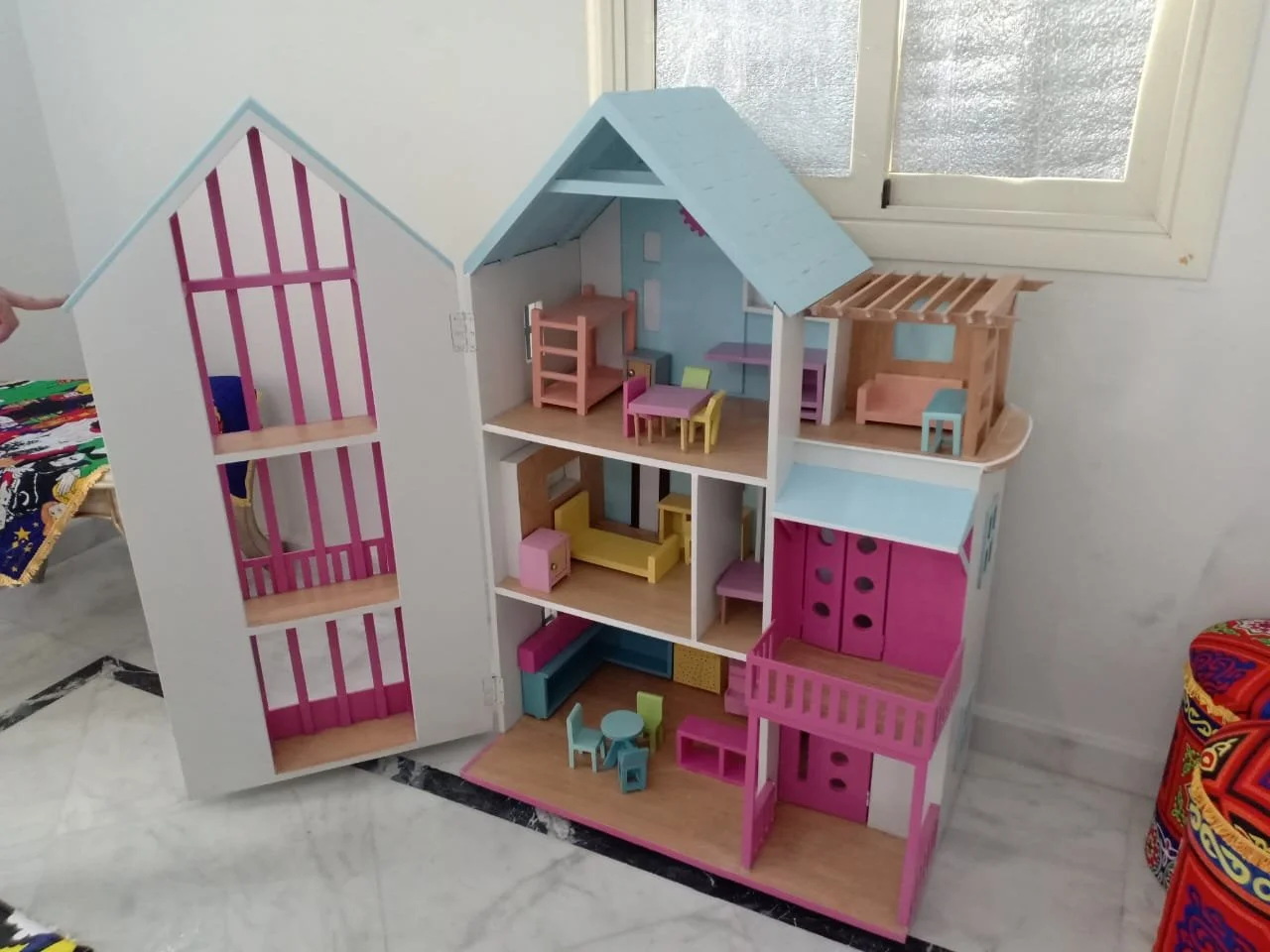 Cozy Living Dollhouse - Image 4
